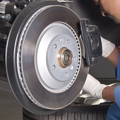 Nos hacemos cargo de la mecánica general del automóvil, desde una simple revisión del estado general del vehículo hasta reparaciones de gran envergadura que impliquen incluso el cambio del motor