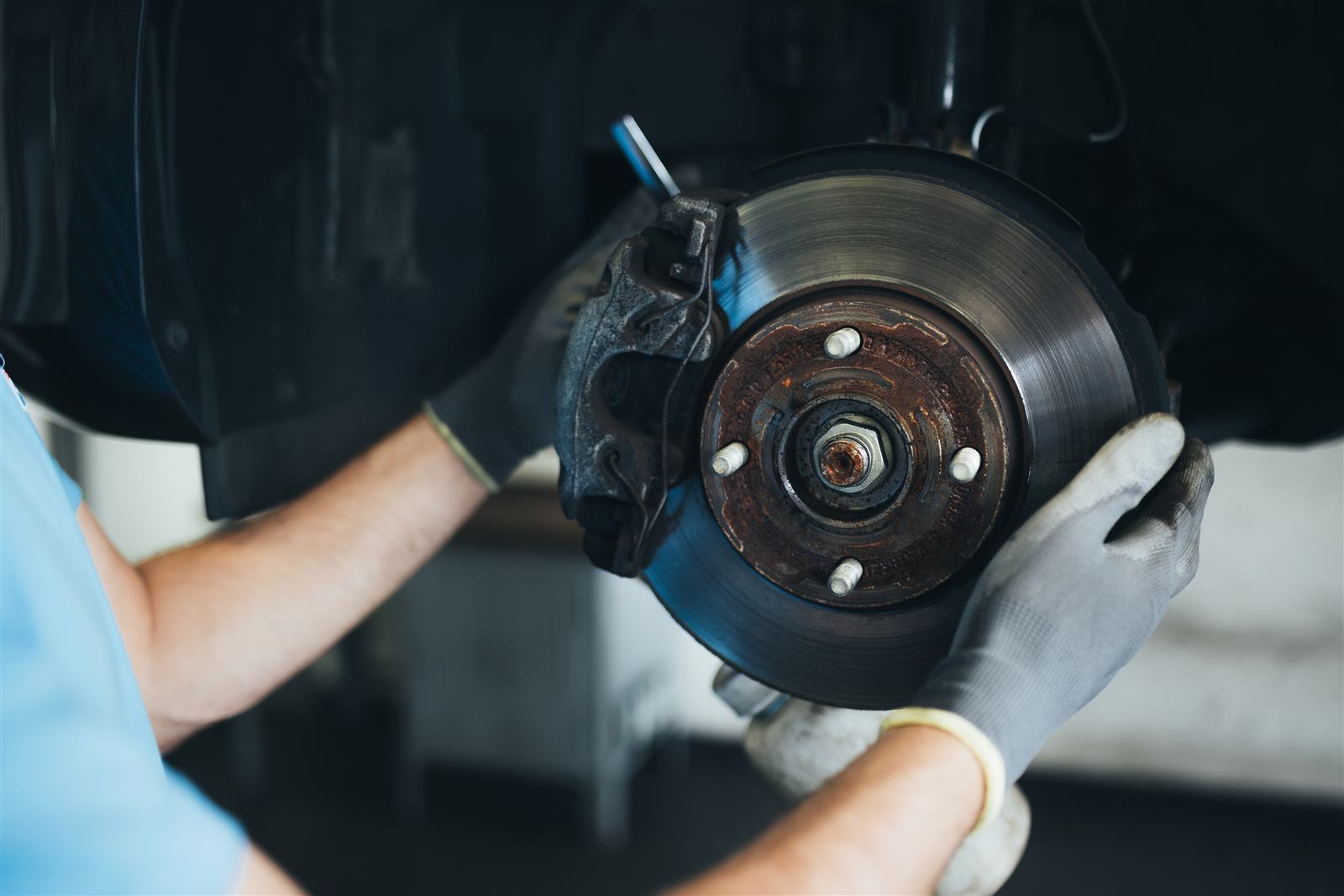 Revisió del sistema de frens i ABS d'un vehicle al taller