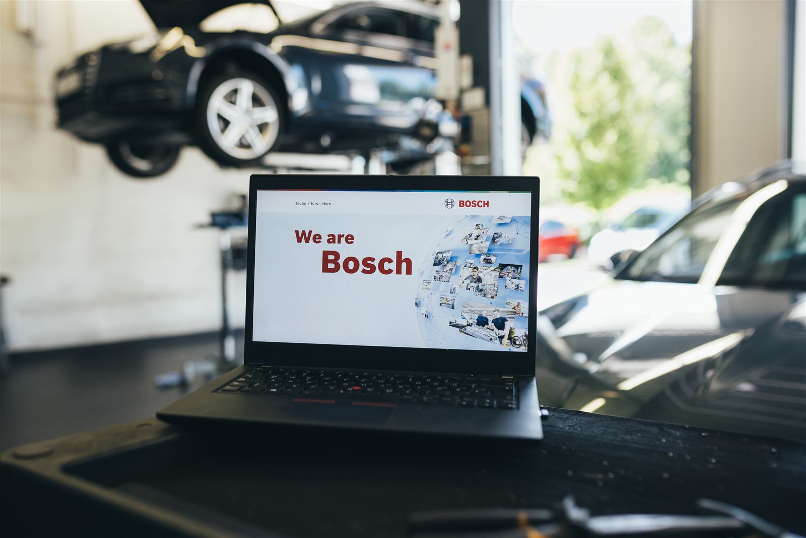 Sistema multimèdia i pantalla instal·lats al tauler d'un vehicle
