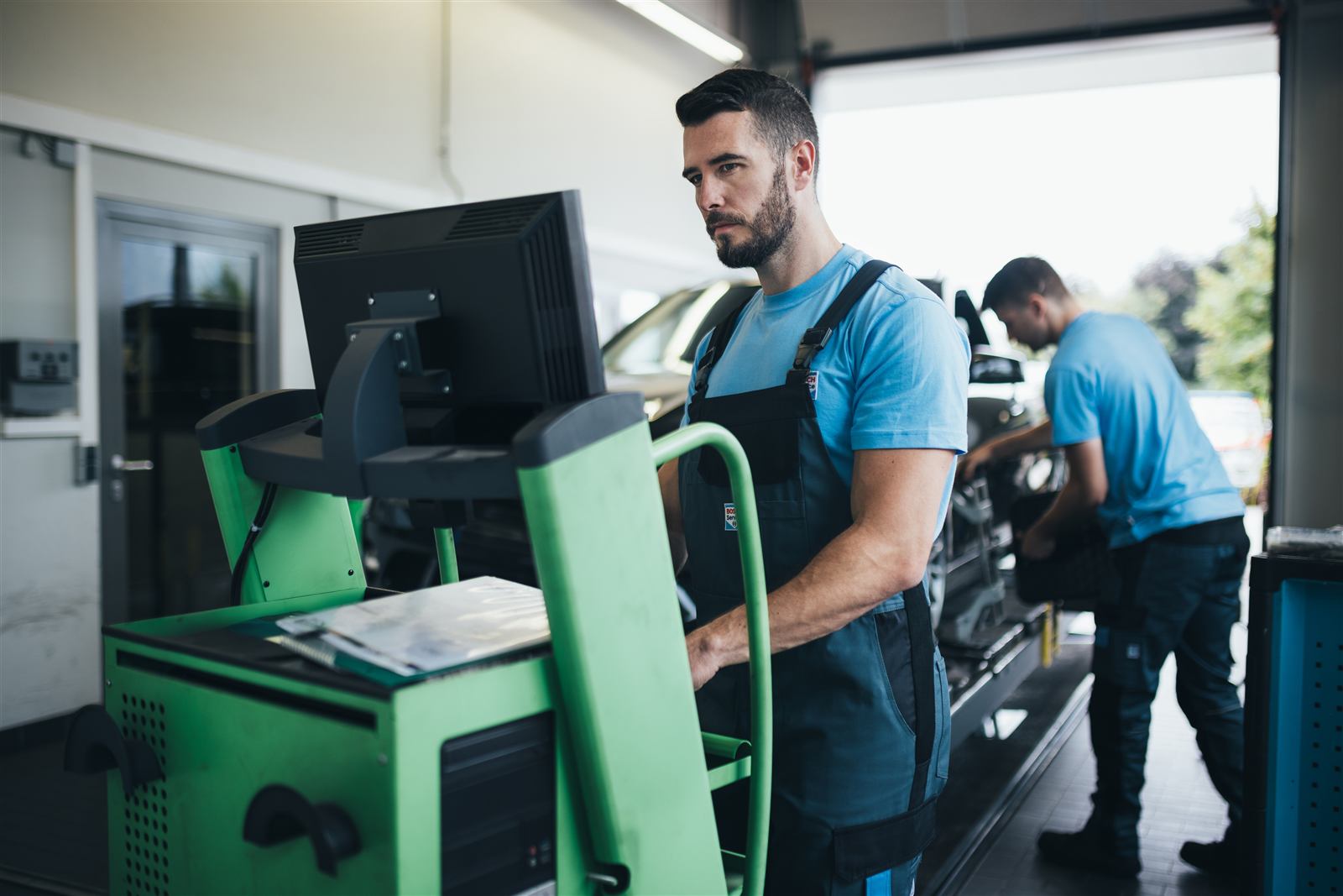 Tècnic connectant l'equip de diagnosi a un motor dièsel