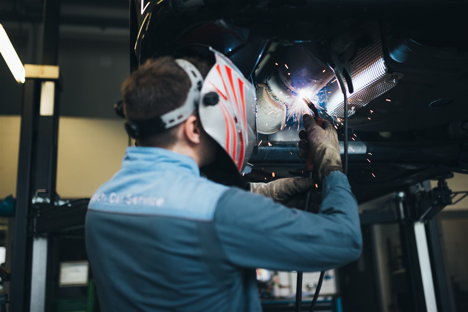 Instal·lació d'un accessori al vehicle al taller